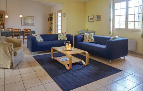 - un salon avec des canapés bleus et une table basse dans l'établissement Cozy Home In St Pons De Mauchiens, à Saint-Pons-de-Mauchiens
