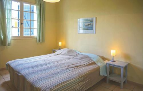 - une chambre avec un lit et 2 tables avec des lampes dans l'établissement 4 Bedroom Pet Friendly Home In St Pons De Mauchiens, à Saint-Pons-de-Mauchiens