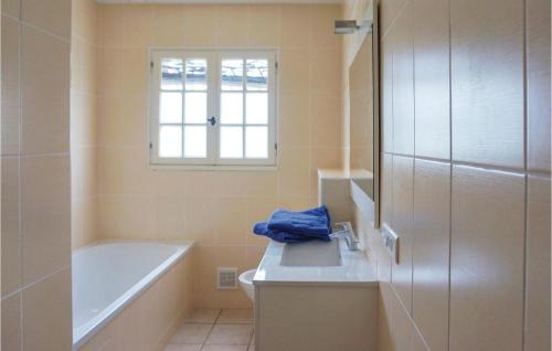 Ванная комната в 4 Bedroom Pet Friendly Home In St Pons De Mauchiens