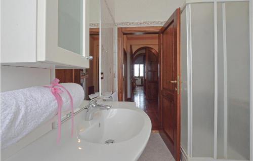 een badkamer met een wastafel met een roze lint erop bij Mimosa in Torrita di Siena