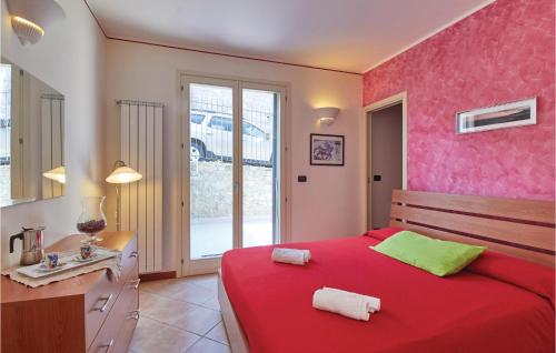 - une chambre avec un lit rouge et une fenêtre dans l'établissement Le Terrazze, à Santo Stefano al Mare