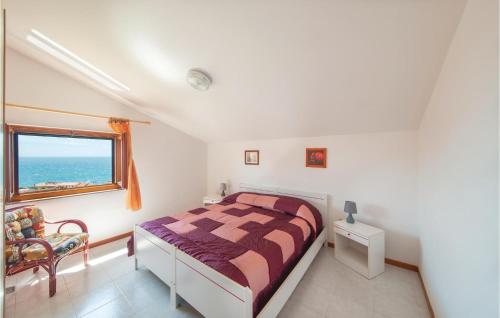 - une chambre avec un lit et une fenêtre dans l'établissement Stunning Apartment In Porto Alabe With House Sea View, à Magomadas