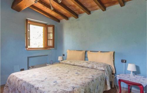 RinecchiにあるCantagrilli 3の青い壁のベッドルーム1室