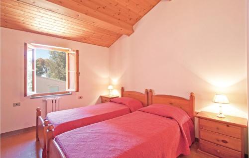 - une chambre avec 2 lits et une fenêtre dans l'établissement Il Fienile, à Rosignano Marittimo