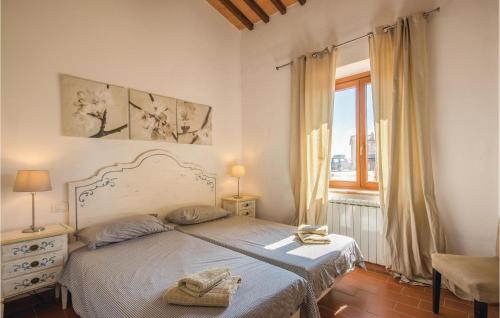 um quarto com uma cama grande e uma janela em Casa Gialla em Mazzolla