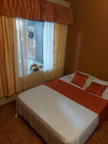 a bedroom with two beds and a window at Hotel Torre Fuerte in Venecia
