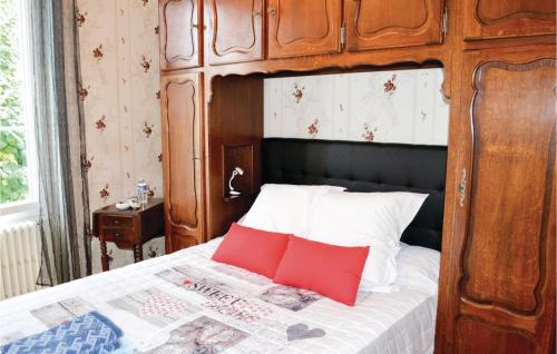 Tempat tidur dalam kamar di Nice Home In Bassillac With Kitchen