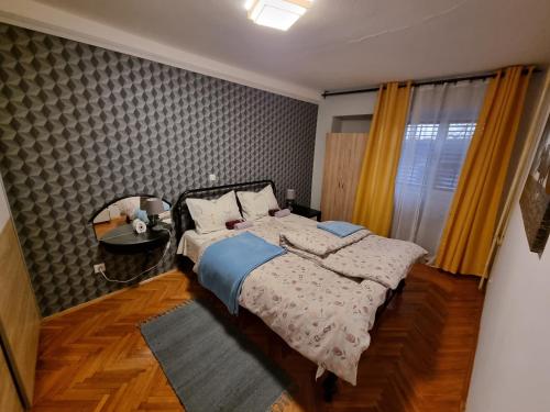 ein Schlafzimmer mit einem Bett und einem Tisch darin in der Unterkunft Comfy apartment in Krasica