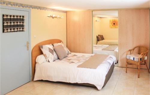 1 dormitorio con 1 cama grande y espejo en Awesome Apartment In Muzillac With 1 Bedrooms And Wifi, en Muzillac