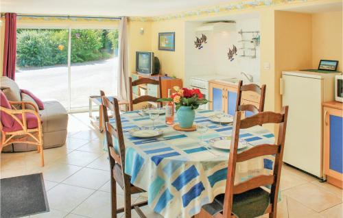 Un comedor con mesa y sillas y una cocina. en Cozy Apartment In Muzillac With Wifi, en Muzillac