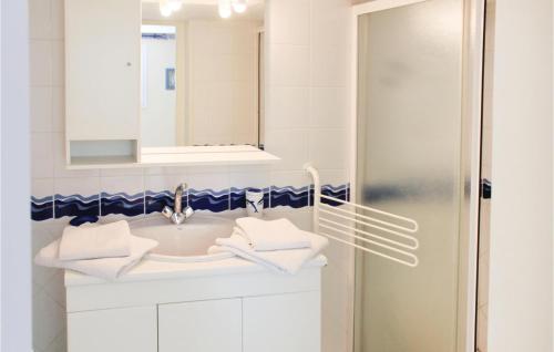 y baño con lavabo y espejo. en Awesome Apartment In Muzillac With 1 Bedrooms And Wifi, en Muzillac