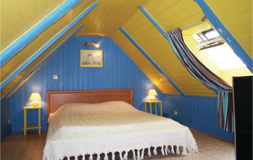 PleubianにあるAmazing Home In Pleubian With 1 Bedroomsの青い壁のベッドルーム1室、ベッド1台(ランプ2つ付)