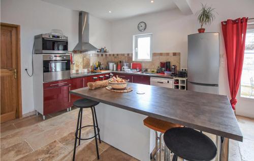 Η κουζίνα ή μικρή κουζίνα στο Gorgeous Home In Saint-Saturnin-Lès-Apt