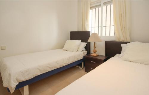 een slaapkamer met 2 bedden en een raam bij 2 Bedroom Lovely Apartment In La Cala De Mijas in La Cala de Mijas