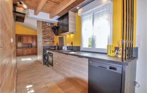 Кухня или мини-кухня в Amazing Home In Espenel With Wifi
