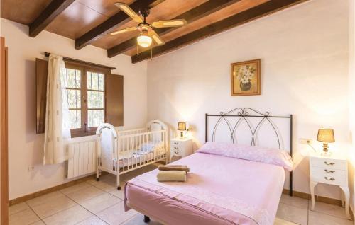 Posteľ alebo postele v izbe v ubytovaní 13 Bedroom Cozy Home In Sayalonga