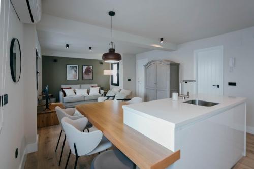 cocina y sala de estar con mesa y sillas en Elegant and Luxury 2Bd 2bth- Alfalfa en Sevilla