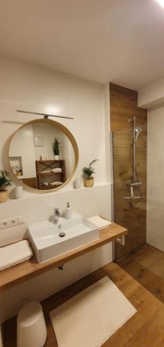 Bathroom sa Weingut & Ferienwohnungen Lenhard