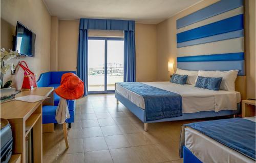 una camera d'albergo con letto e scrivania di Danaide Trilo a Scanzano