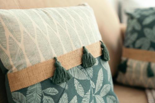 - un oreiller fermé sur un canapé dans l'établissement THE GAÏA, à Antibes