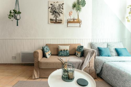 un salon avec un canapé et une table dans l'établissement THE GAÏA, à Antibes