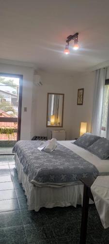 a bedroom with two beds and a window at Hotel Pousada Laje de Itauna in Saquarema