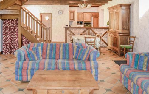 ein Wohnzimmer mit zwei Sofas und einem Tisch in der Unterkunft La Martine in Padirac