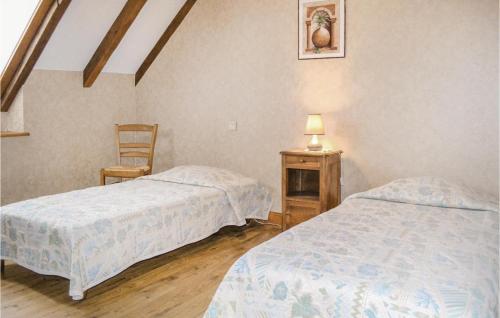 2 Betten in einem Zimmer mit einem Tisch und einem Stuhl in der Unterkunft La Martine in Padirac