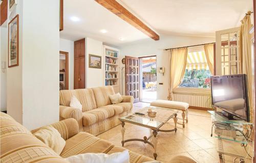 un soggiorno con un divano e una TV di Villa Peppina a Imperia
