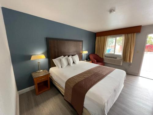 Un pat sau paturi într-o cameră la Pacific Inn