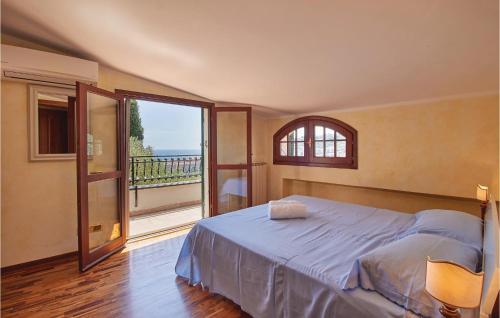 ein Schlafzimmer mit einem großen Bett und einem Balkon in der Unterkunft Villa Peppina in Imperia