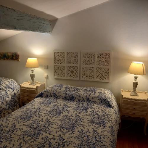 une chambre avec deux lits et deux lampes dans l'établissement L'OCCITANE appartement climatisé centre ville, à Limoux