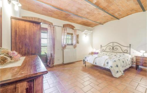 a large bedroom with a bed and a wooden ceiling at Leccino in Lamporecchio