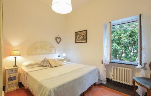 Un dormitorio con una cama grande y una ventana en Casa Di Flavia, en San Bernardo