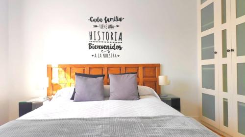 sypialnia z łóżkiem z fioletowymi poduszkami w obiekcie APARTAMENTO LA REAL w mieście Nájera