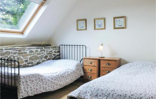 - une chambre mansardée avec 2 lits et une fenêtre dans l'établissement Beautiful Home In Sougeal With Kitchen, à Sougéal