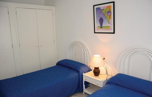 1 dormitorio con 2 camas y una lámpara en una mesa en Awesome Apartment In Port De Pollena With Kitchen, en Puerto Pollensa