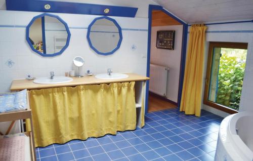 een badkamer met 2 wastafels en 2 spiegels bij Gorgeous Home In Ploneour Lanvern With Wifi in Plonéour-Lanvern