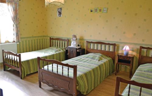 Duas camas num quarto com paredes amarelas em Gorgeous Home In Gueschart With Kitchen em Gueschart