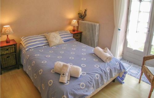 une chambre avec un lit avec des serviettes dessus dans l'établissement 2 Bedroom Cozy Home In Saint - Agne, à Saint-Aigne