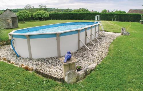 una piscina en un patio con aitating en 2 Bedroom Cozy Home In Saint - Agne, en Saint-Aigne