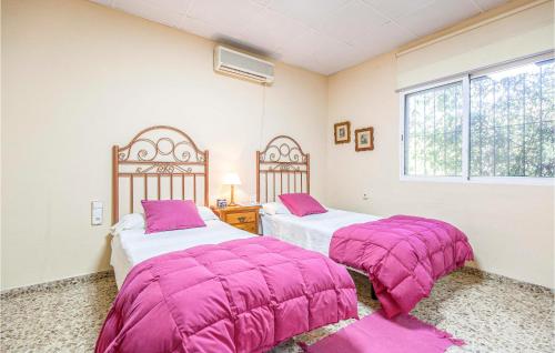 トマレスにあるNice Home In Tomares With 7 Bedrooms, Wifi And Swimming Poolのギャラリーの写真