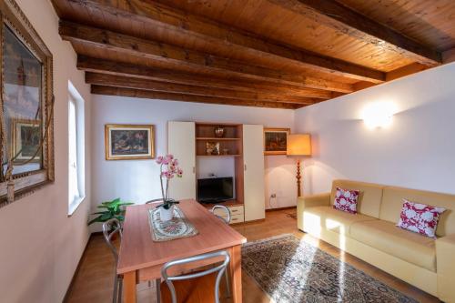 sala de estar con mesa y sofá en Il Terrazzino sul Borgo 1, en Bellagio