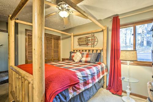 1 dormitorio con cama de madera con dosel en una habitación en Cozy Lake Arrowhead Condo - half Mi to Lake!, en Waleska
