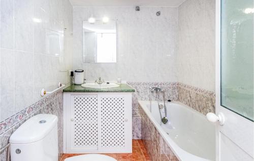 Ванна кімната в 3 Bedroom Awesome Home In Nerja