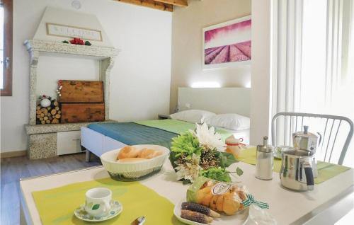 una habitación con una cama y una mesa con comida. en La Casa Delle Api, en Villaganzerla