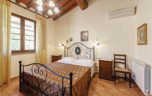 1 dormitorio con 1 cama y 1 silla en Corte Ponziani 1, en Orentano