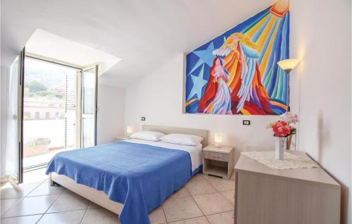 1 dormitorio con 1 cama y una pintura en la pared en Splendido Appartamento, en Santa Maria di Castellabate