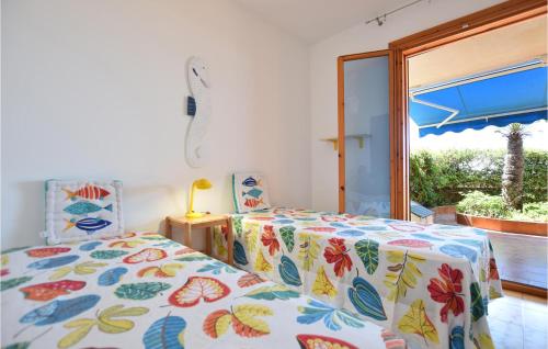 um quarto com 2 camas e uma porta de vidro deslizante em 3 Bedroom Stunning Apartment In Marina Di Ragusa em Marina di Ragusa
