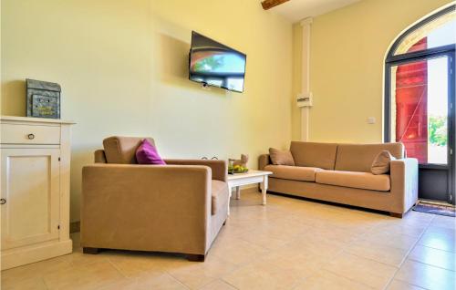 un salon avec deux chaises et un canapé dans l'établissement Cozy Home In Mornas With Kitchen, à Mornas